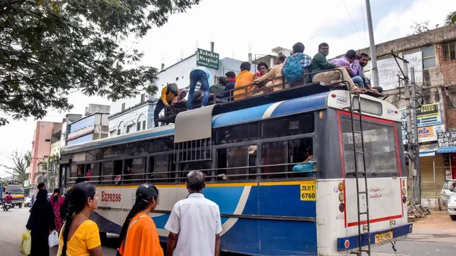 hyderabad-drunk-woman-smashes-beer-bottle-on-bus-mirror-throws-snake-on-tsrtc-bus-conductor-in-nallakunta-area-arrested